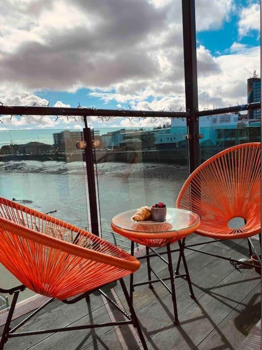 Luxury 2 Bedroom Waterfront Apartment With Balcony Ньюпорт Екстер'єр фото