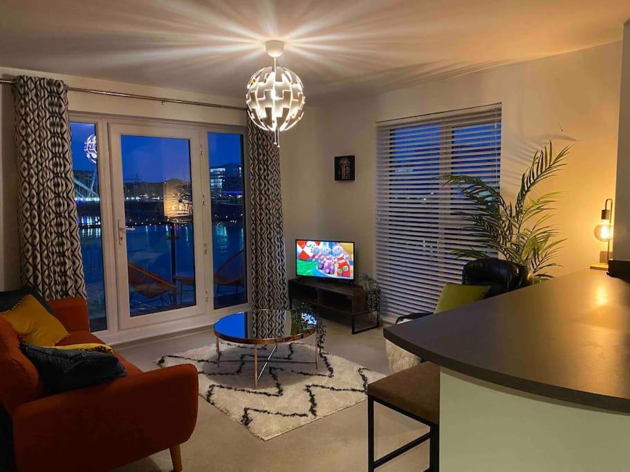 Luxury 2 Bedroom Waterfront Apartment With Balcony Ньюпорт Екстер'єр фото