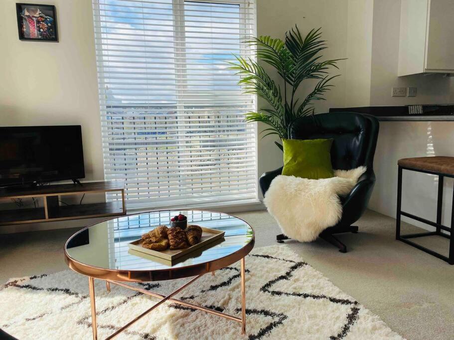 Luxury 2 Bedroom Waterfront Apartment With Balcony Ньюпорт Екстер'єр фото