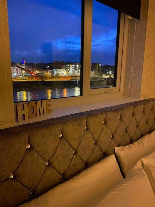 Luxury 2 Bedroom Waterfront Apartment With Balcony Ньюпорт Екстер'єр фото