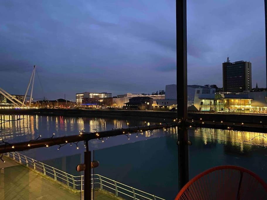 Luxury 2 Bedroom Waterfront Apartment With Balcony Ньюпорт Екстер'єр фото